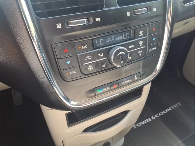 Used 2013 Chrysler Town & Country Touring-L w/ Driver Convenience Group FWD image 23
