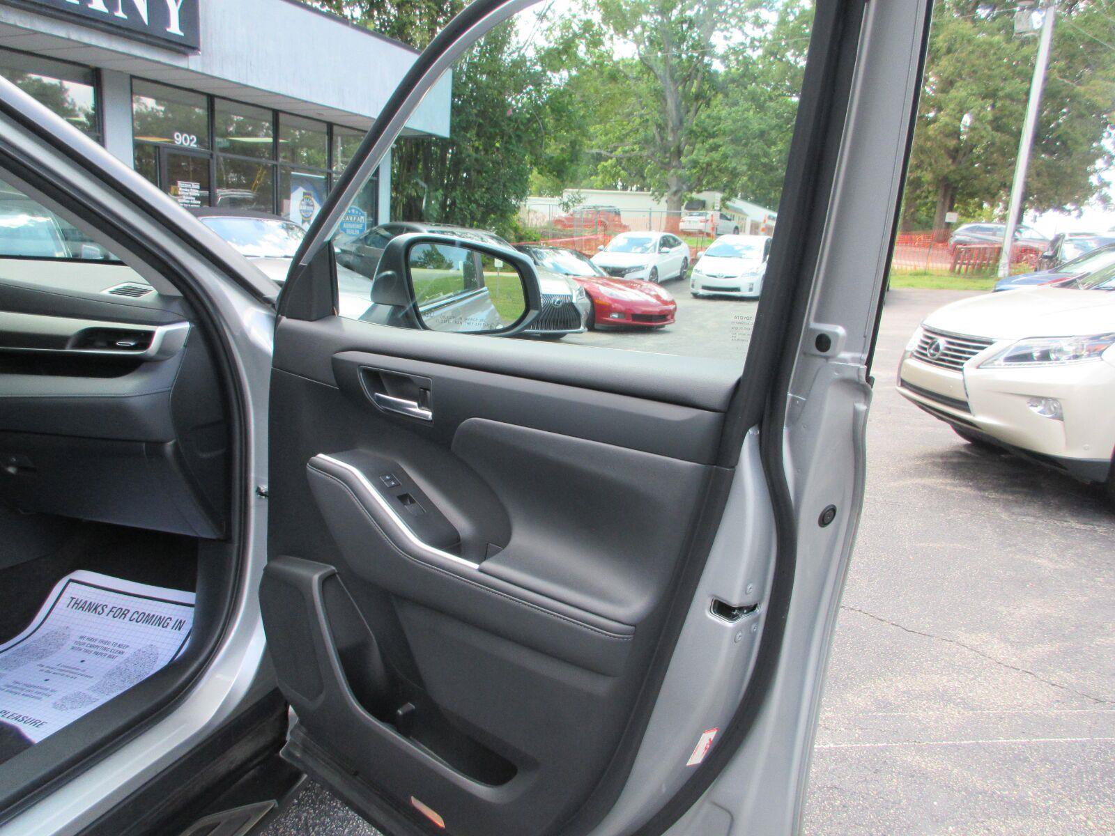 Used 2023 Toyota Highlander XLE FWD image 14