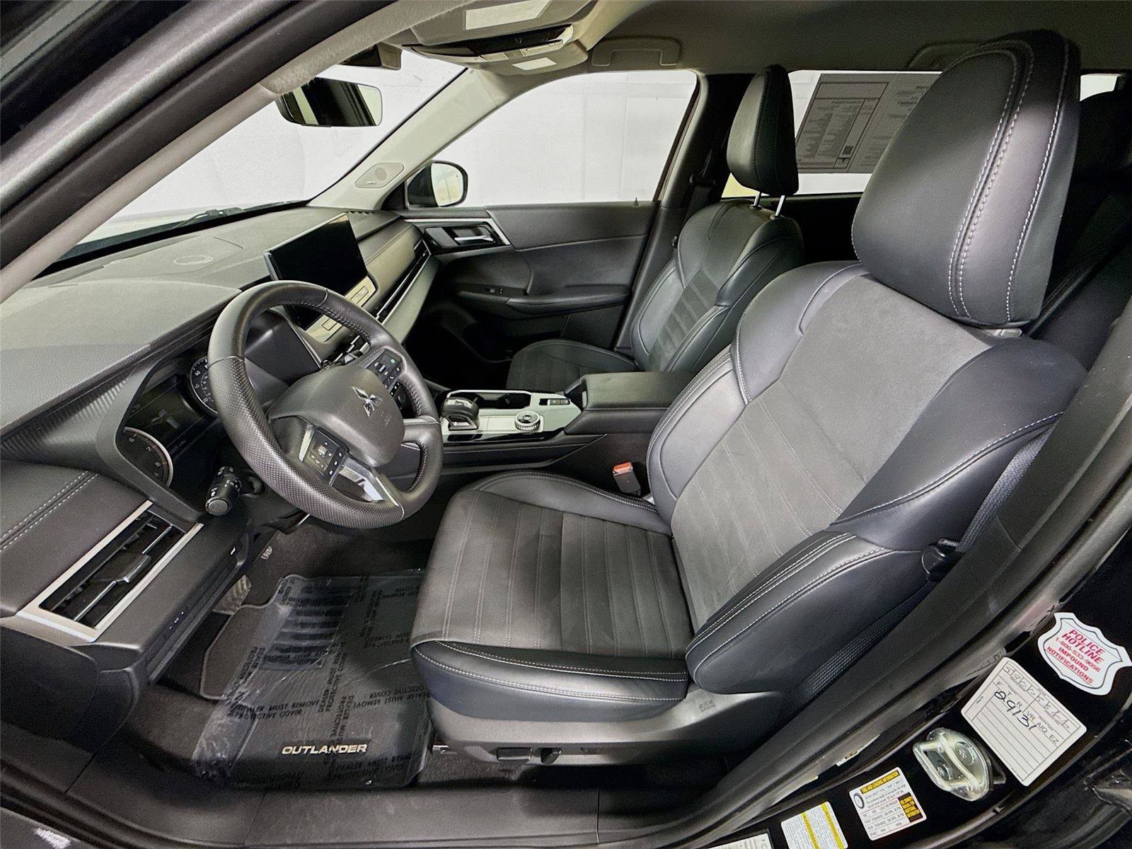 Used 2025 Mitsubishi Outlander SE FWD image 2