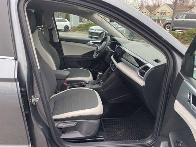 Certified 2025 Volkswagen Taos SE w/ Panoramic Sunroof Package AWD/4WD image 11