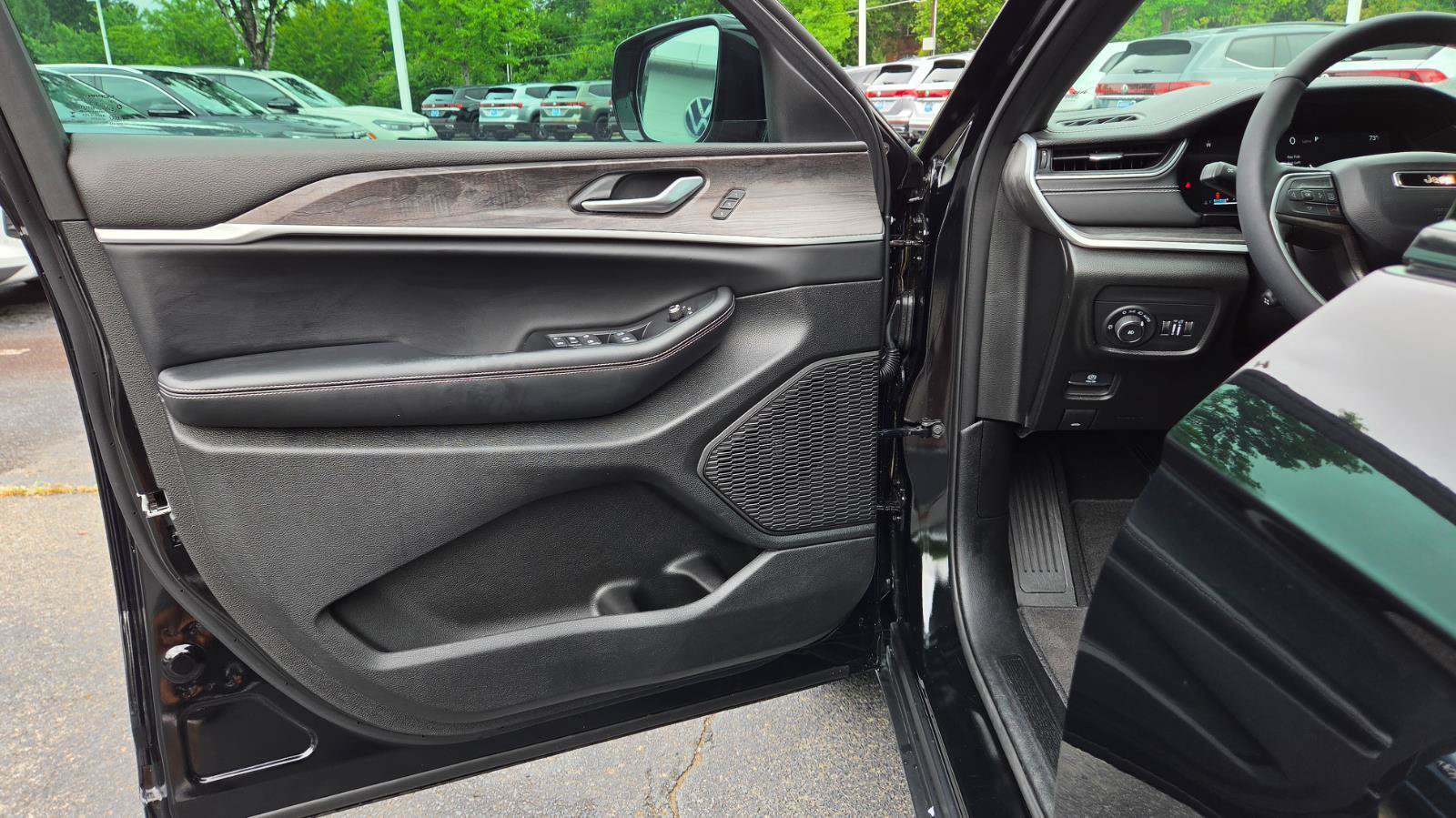 Used 2025 Jeep Grand Cherokee Limited w/ Luxury Tech Group II RWD image 20