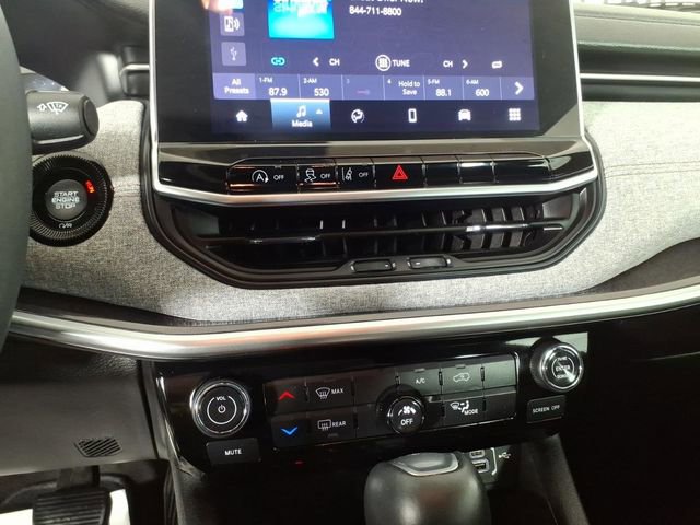 Used 2023 Jeep Compass Latitude image 23