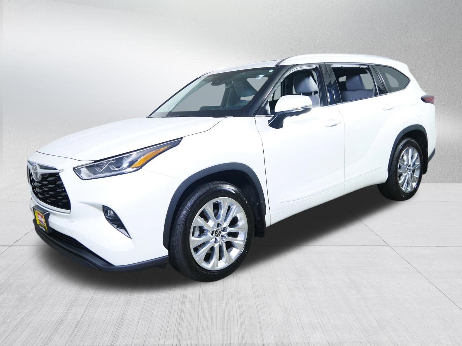 Used 2025 Toyota Highlander Limited image 3