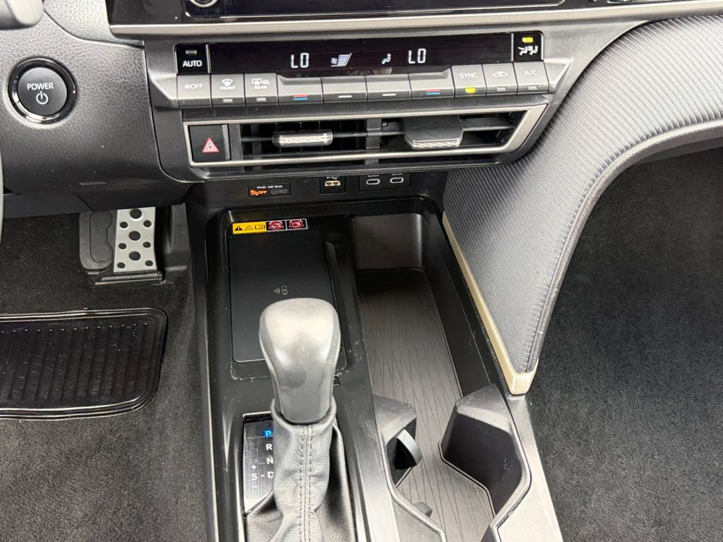 Used 2025 Toyota Camry SE FWD image 11