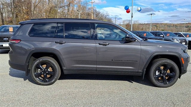 Used 2025 Jeep Grand Cherokee L Limited w/ Black Appearance Package image 9