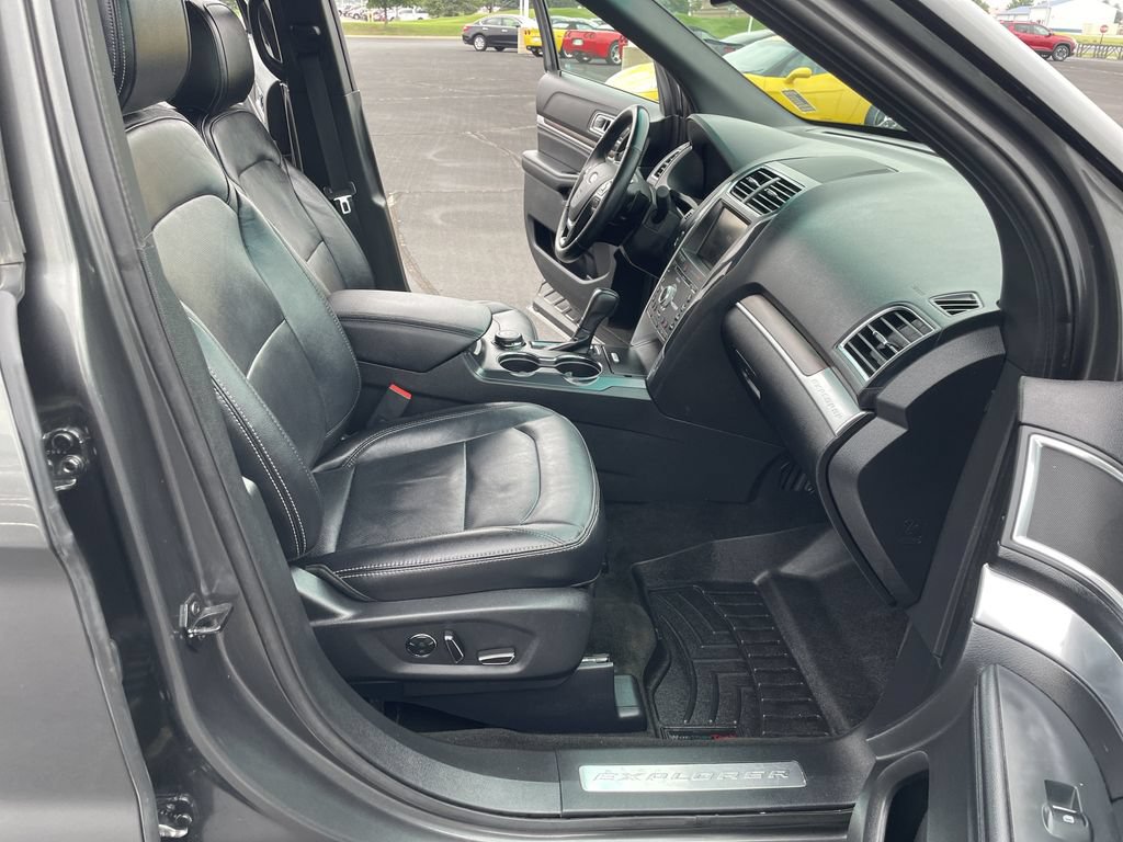 Used 2016 Ford Explorer Limited w/ Equipment Group 303A AWD/4WD image 24