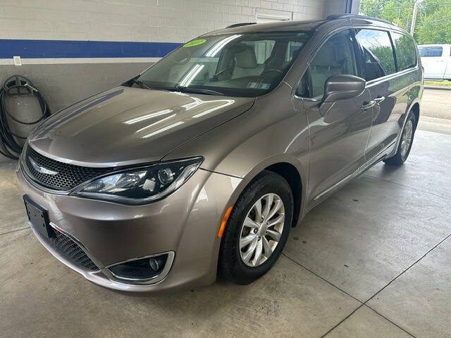 Used 2017 Chrysler Pacifica Touring-L FWD image 3