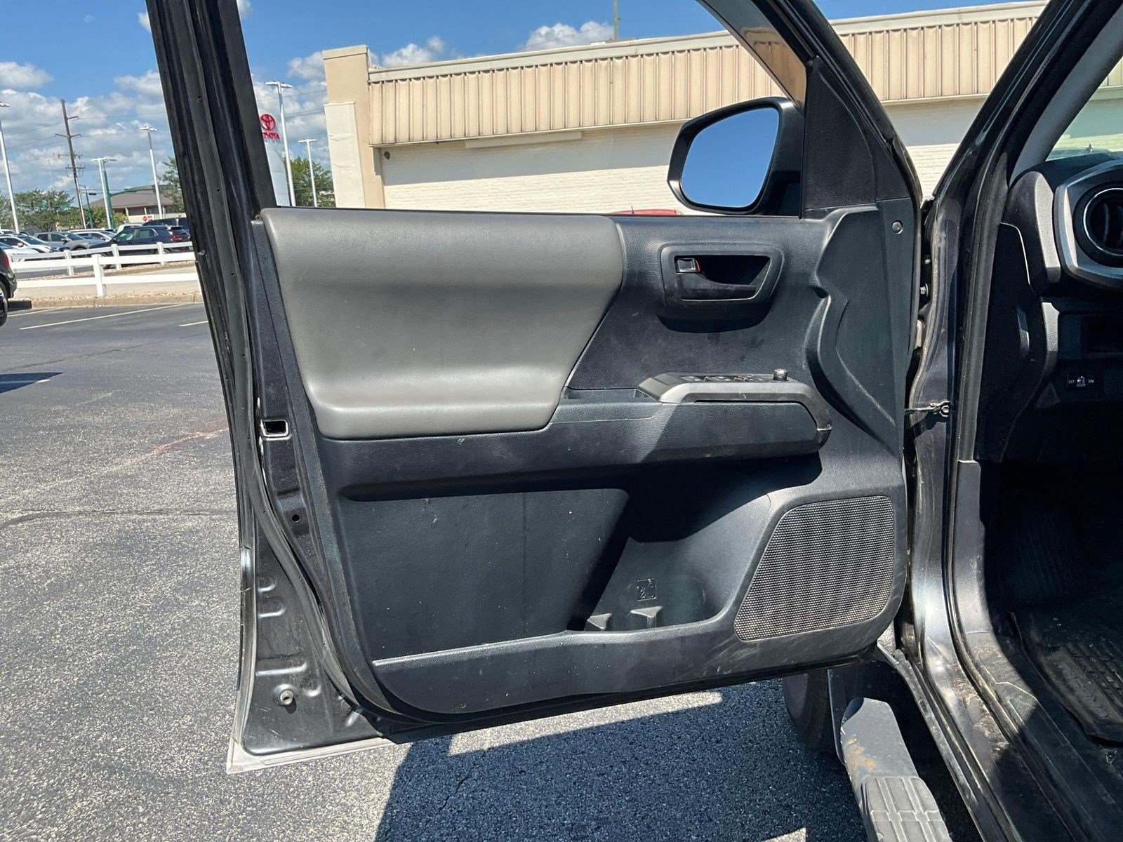 Used 2018 Toyota Tacoma SR5 AWD/4WD image 18