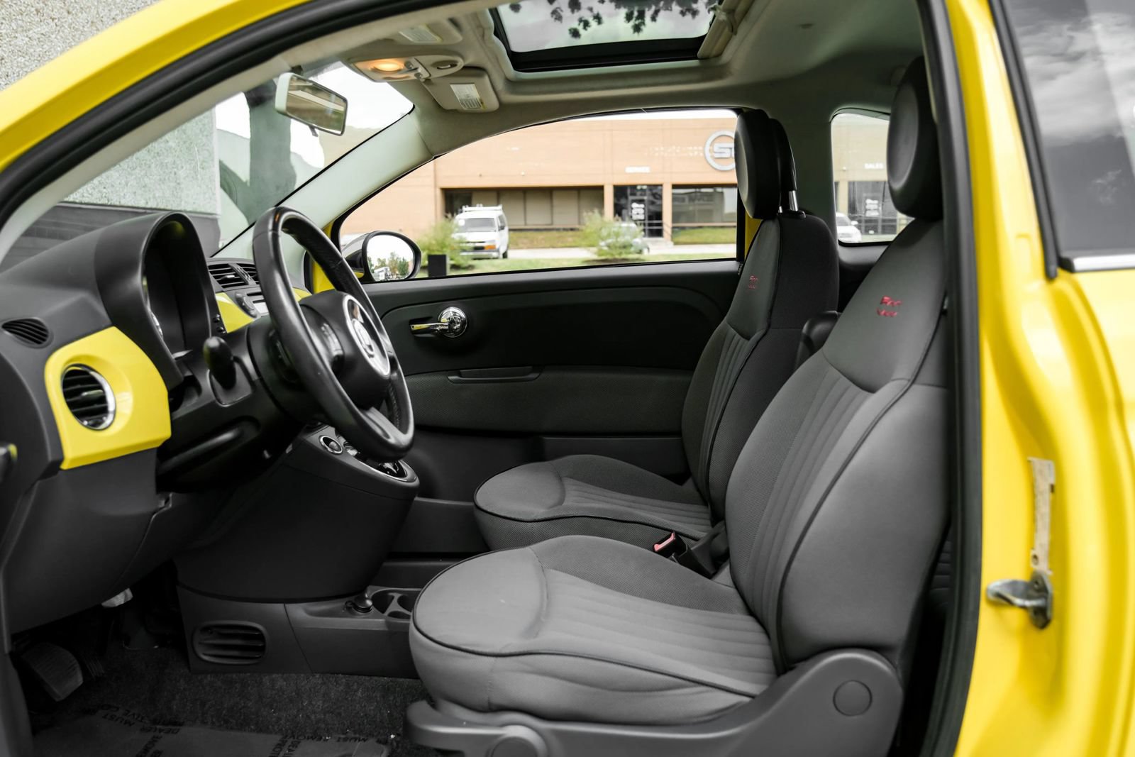 Used 2012 FIAT 500 Lounge FWD image 3