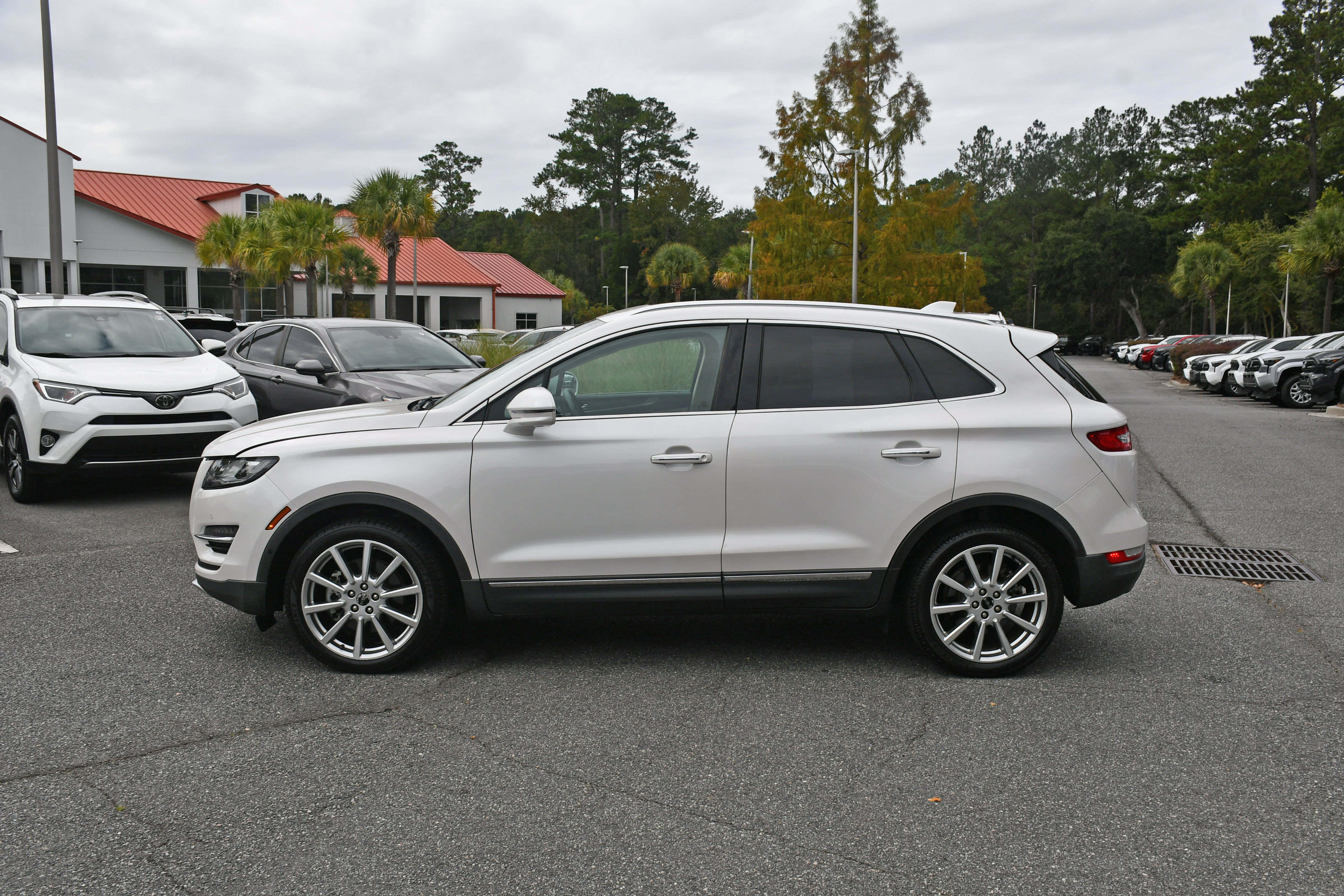 Used 2019 Lincoln MKC Reserve w/ MKC Technology Package FWD image 2