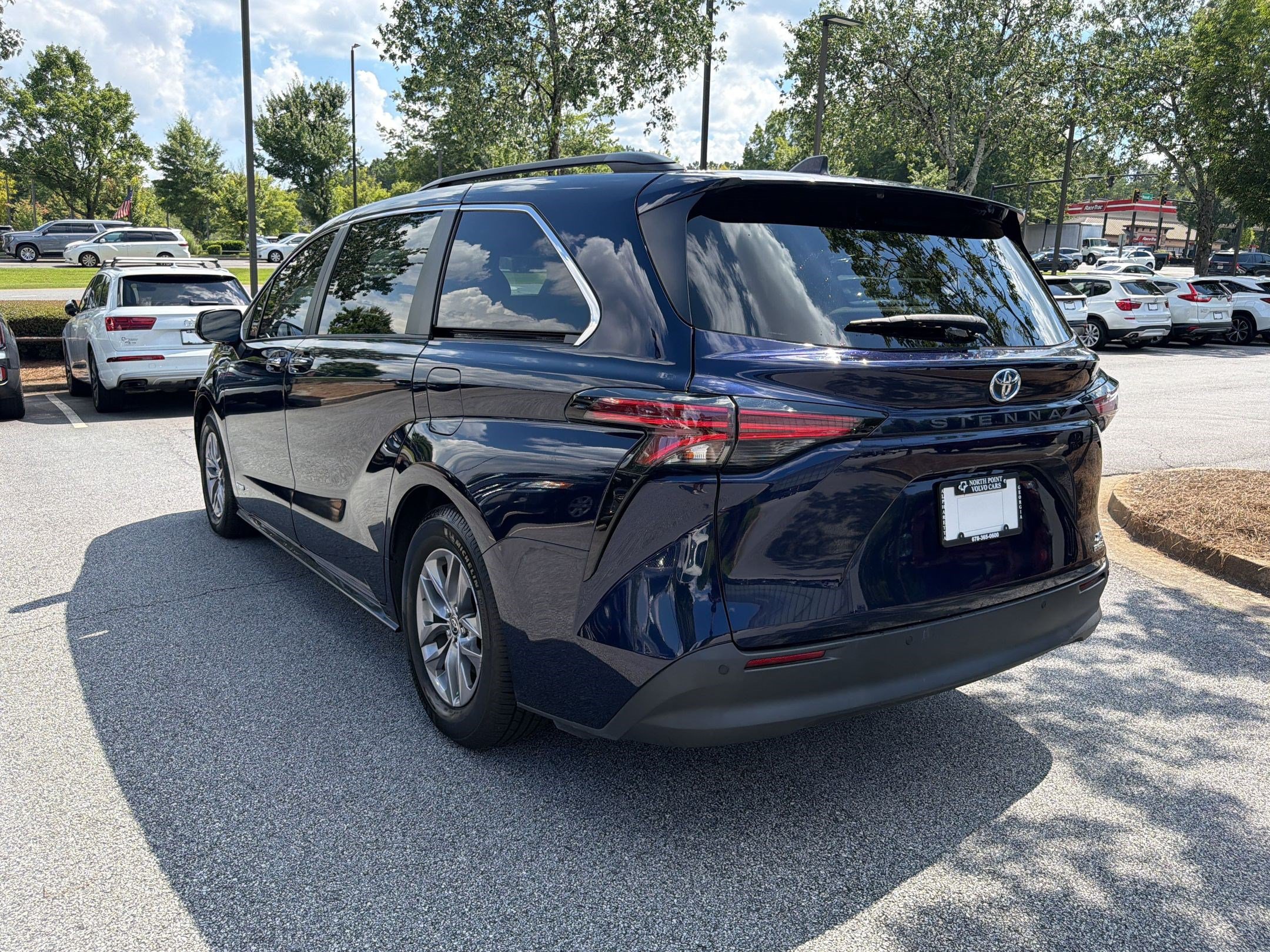 Used 2021 Toyota Sienna XLE FWD image 3