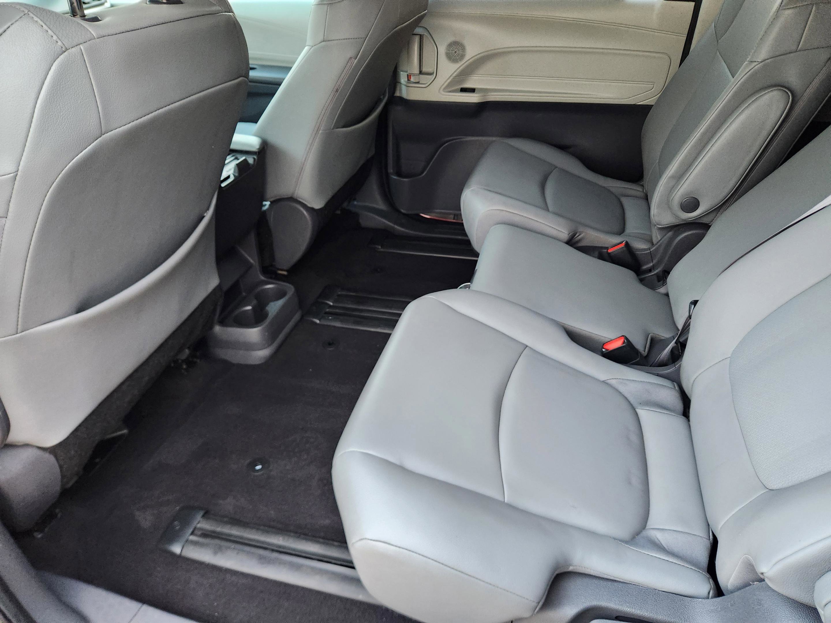 Used 2021 Toyota Sienna XLE FWD image 23