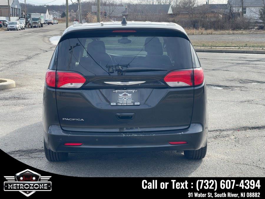 Used 2017 Chrysler Pacifica Touring image 4