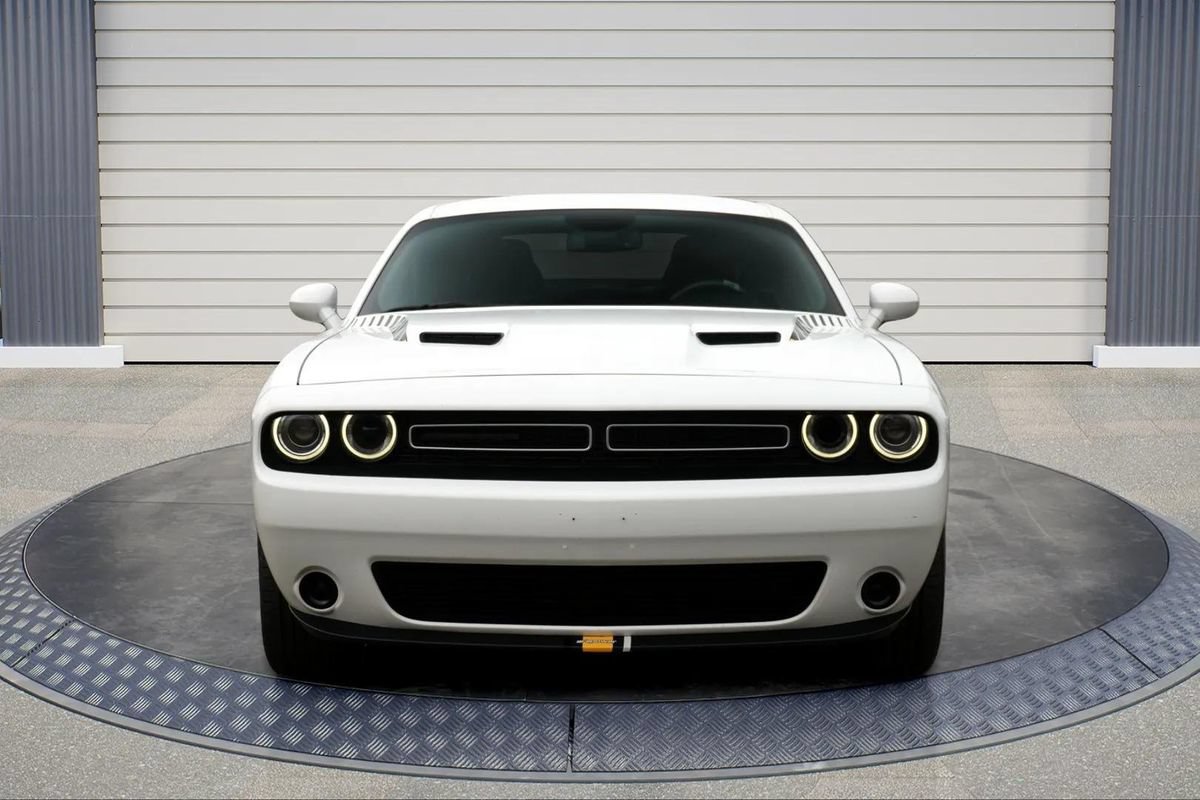 Used 2019 Dodge Challenger SXT RWD image 2