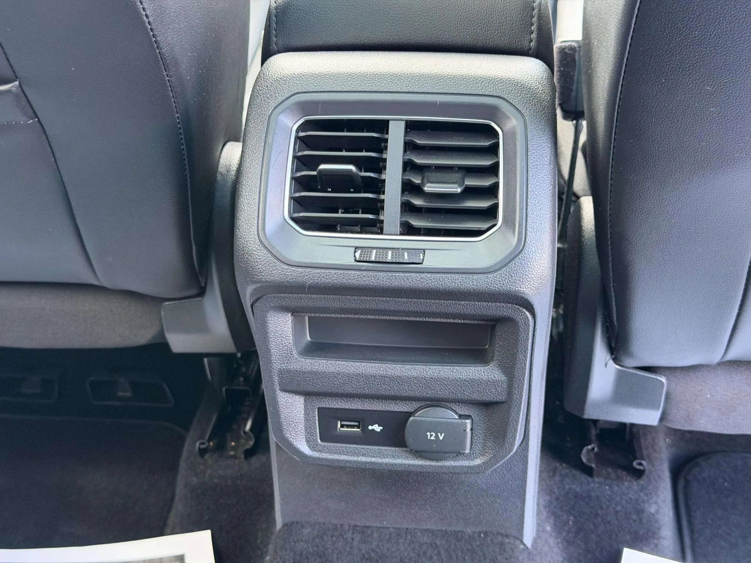 Used 2018 Volkswagen Tiguan SE AWD/4WD image 23