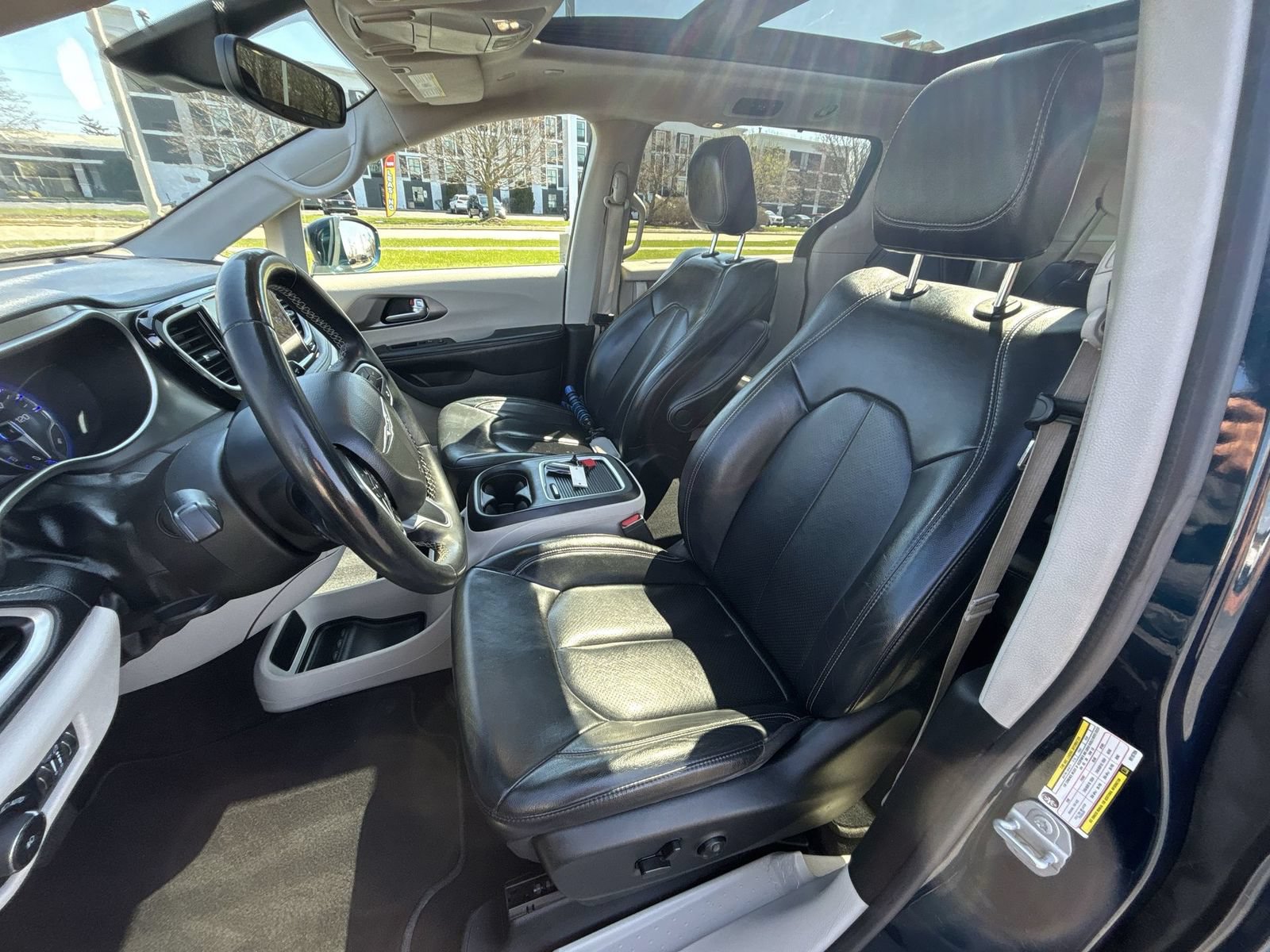 Used 2022 Chrysler Pacifica Touring-L AWD/4WD image 12