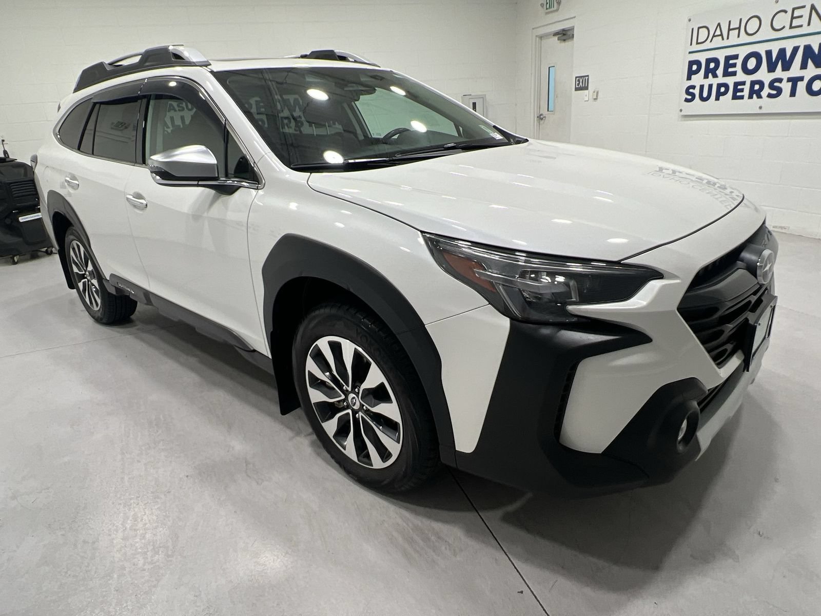 Used 2025 Subaru Outback Touring AWD/4WD image 2