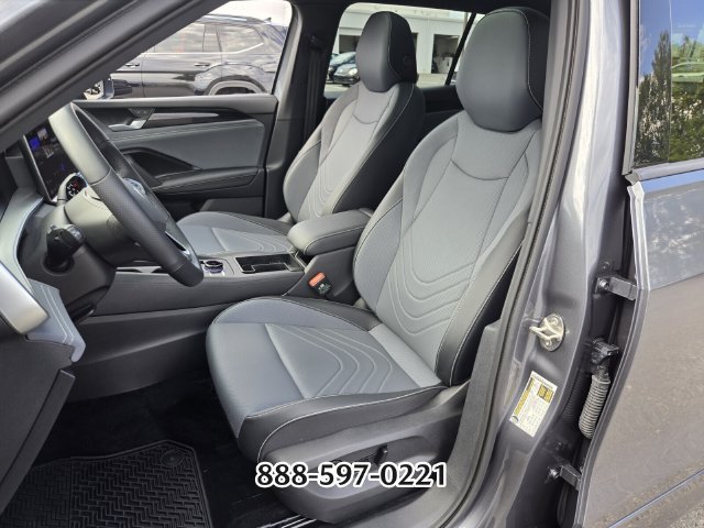 Used 2025 Volkswagen Tiguan SE R-Line AWD/4WD image 9