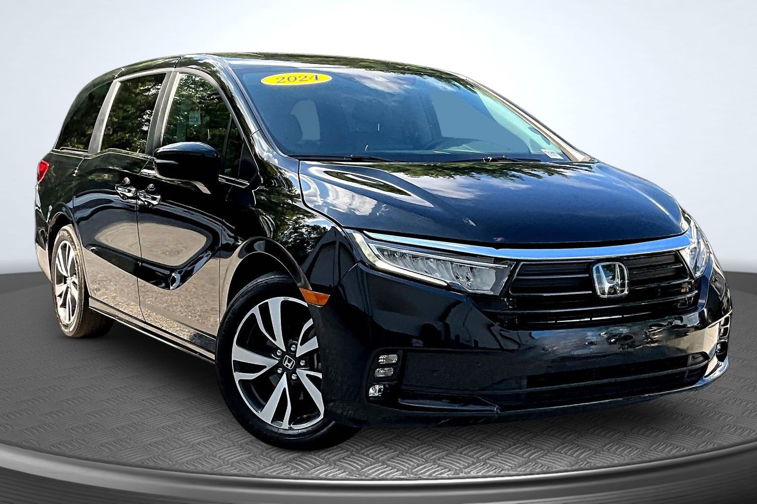Used 2024 Honda Odyssey Touring image 2