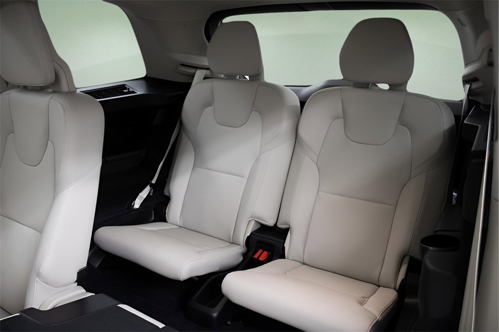 Certified 2025 Volvo XC90 T8 Plus w/ Protection Package Premier image 37