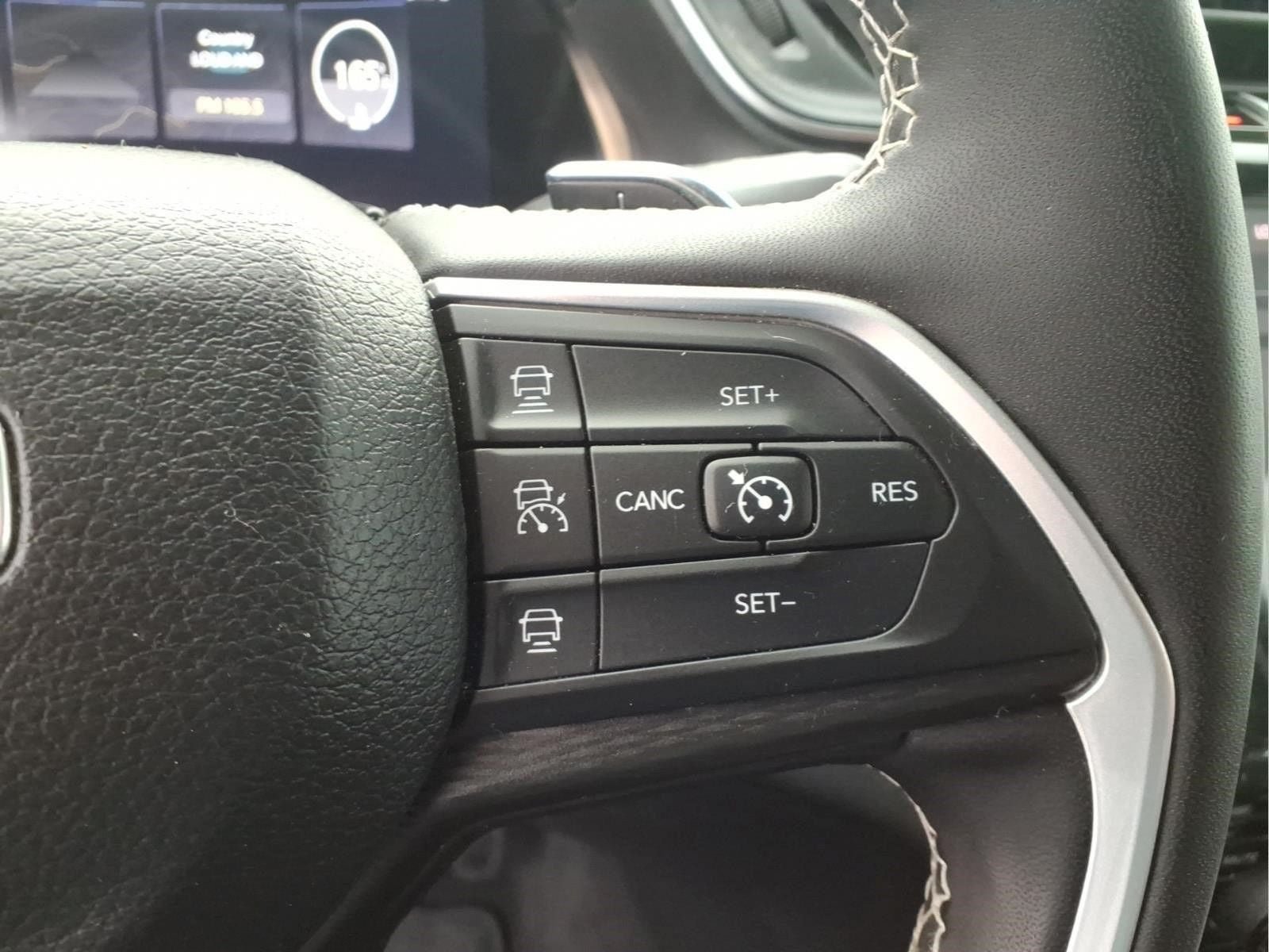 Used 2023 Jeep Grand Cherokee Laredo AWD/4WD image 15
