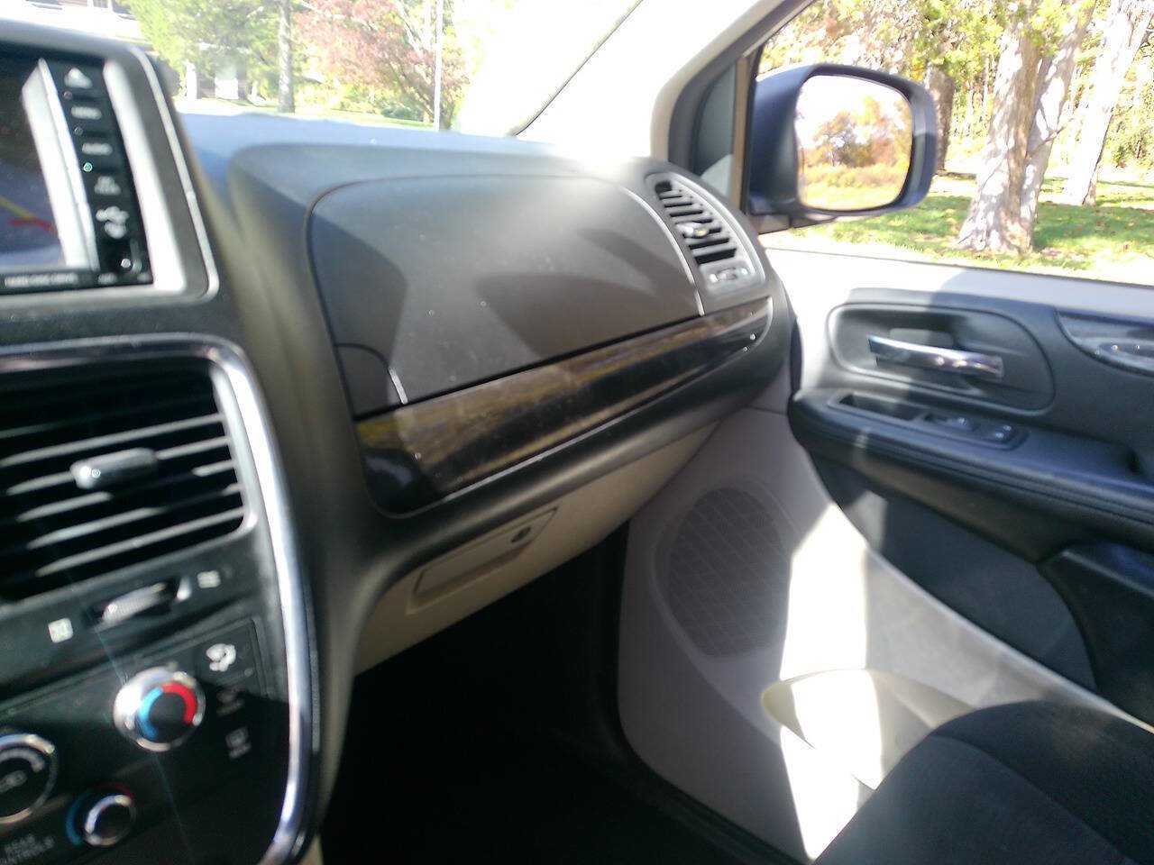 Used 2012 Dodge Grand Caravan SXT w/ Entertainment Group 1 FWD image 37