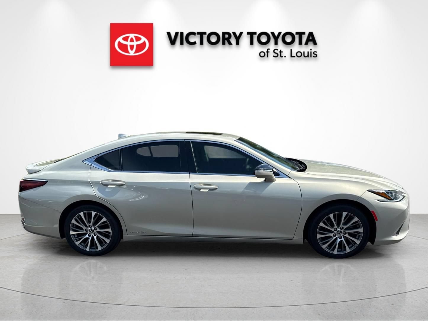 Used 2021 Lexus ES 300h w/ Premium Package FWD image 2