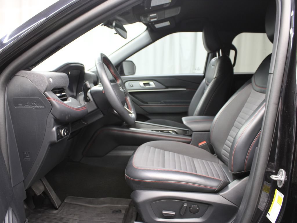 Used 2025 Ford Explorer ST-Line w/ ST-Line Street Pack AWD/4WD image 15