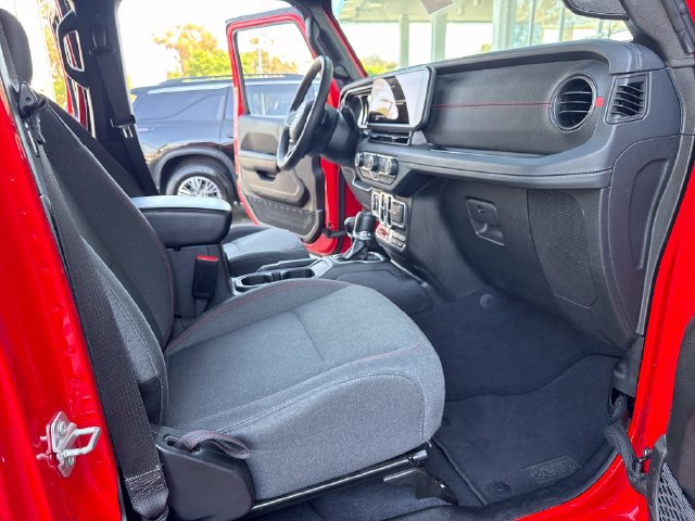 Used 2025 Jeep Wrangler Unlimited Rubicon w/ Convenience Group AWD/4WD image 33