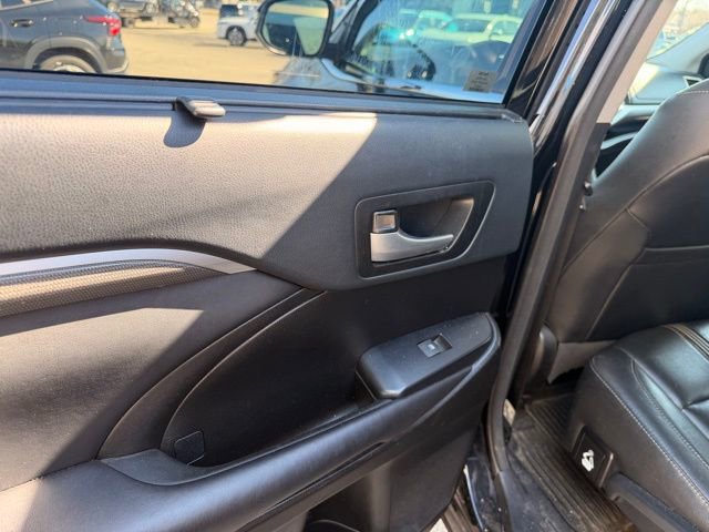 Used 2018 Toyota Highlander SE image 23