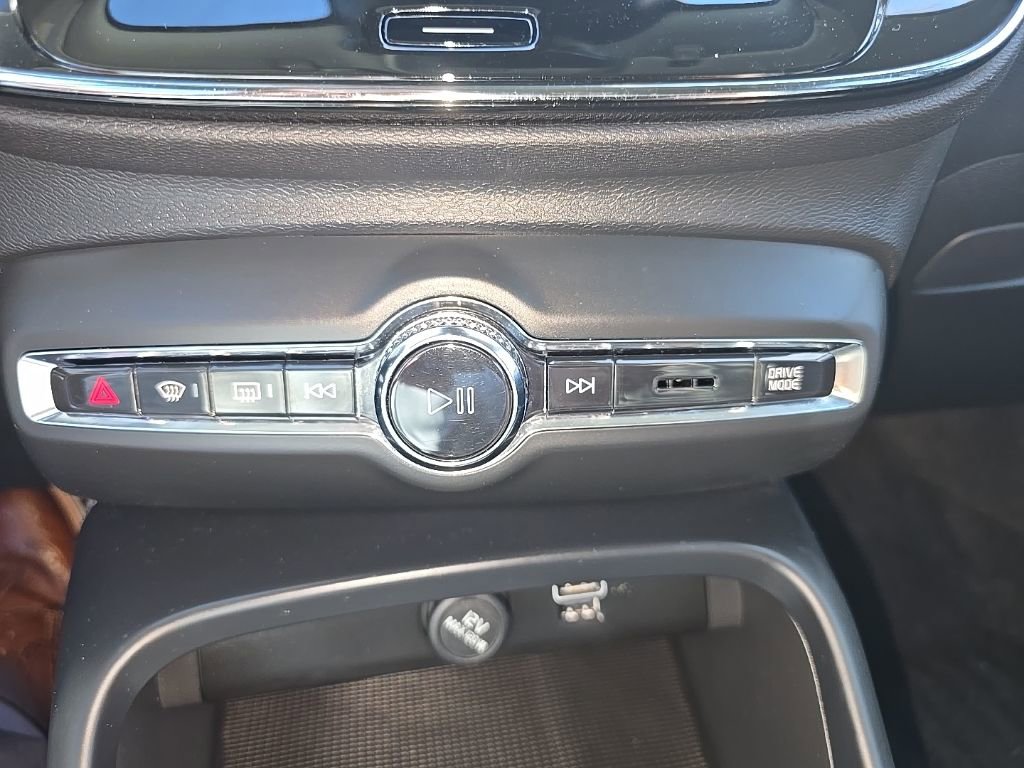 Used 2021 Volvo XC40 T5 Momentum image 18
