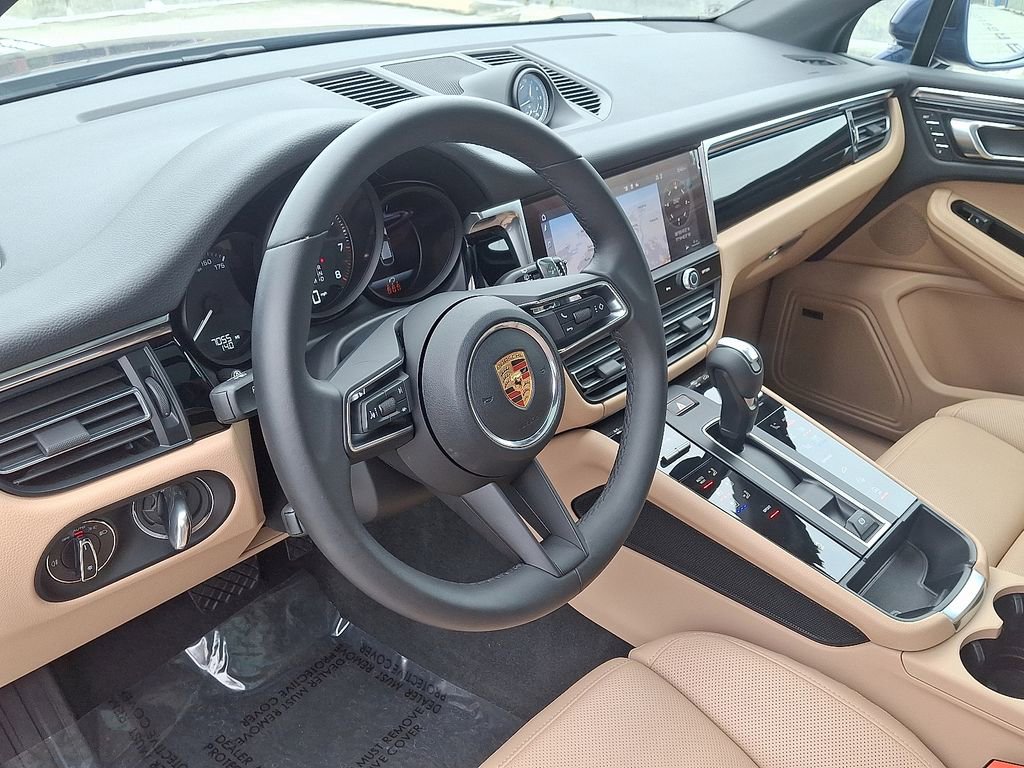 Certified 2025 Porsche Macan image 4