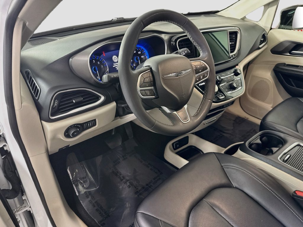 Used 2024 Chrysler Pacifica Touring-L FWD image 17