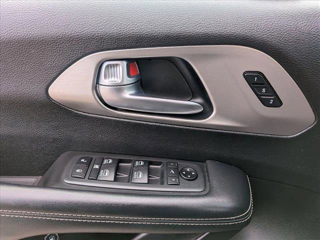Used 2021 Chrysler Pacifica Limited w/ Uconnect Theater Family Group image 15