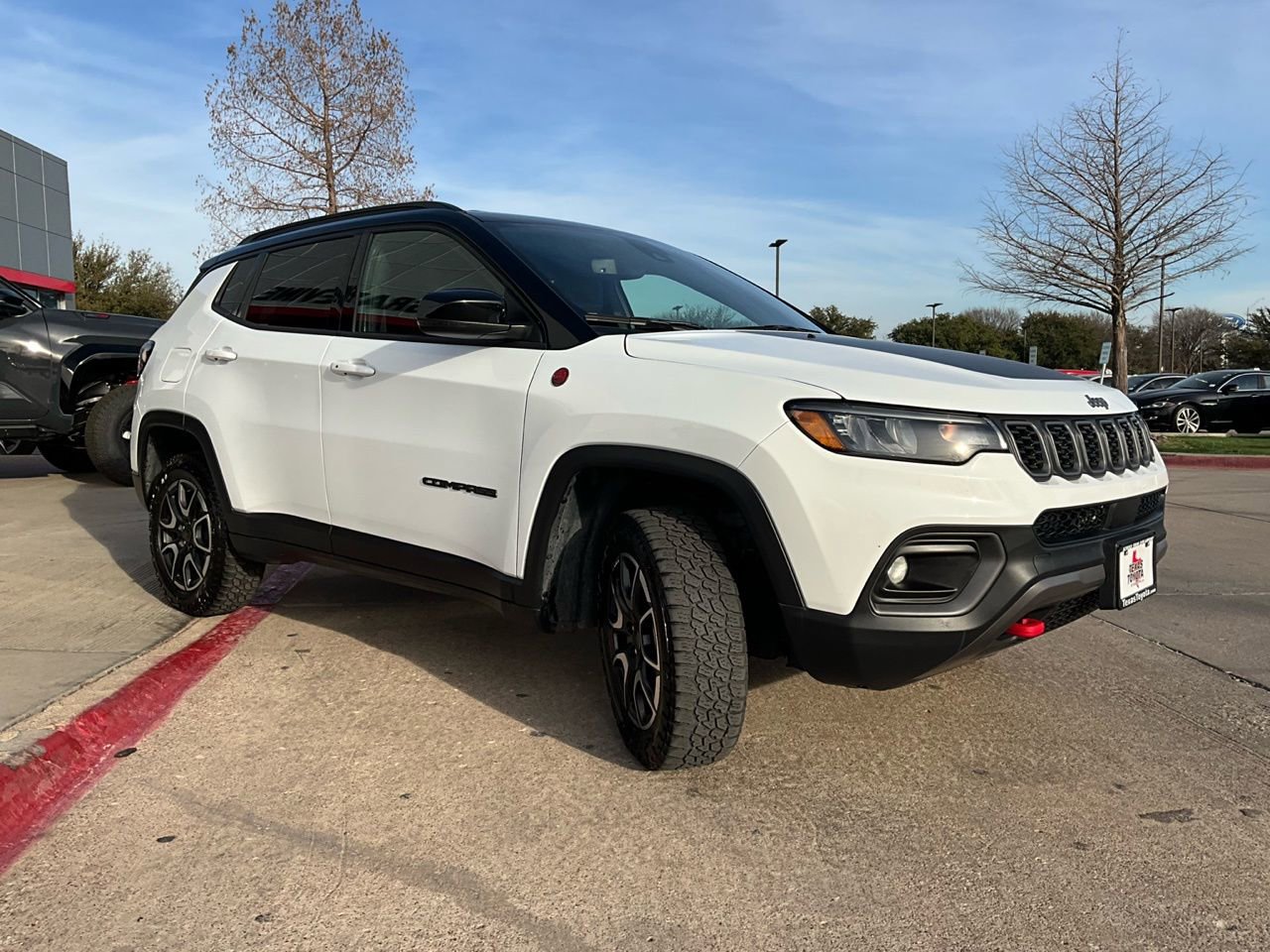 Used 2025 Jeep Compass Trailhawk image 4