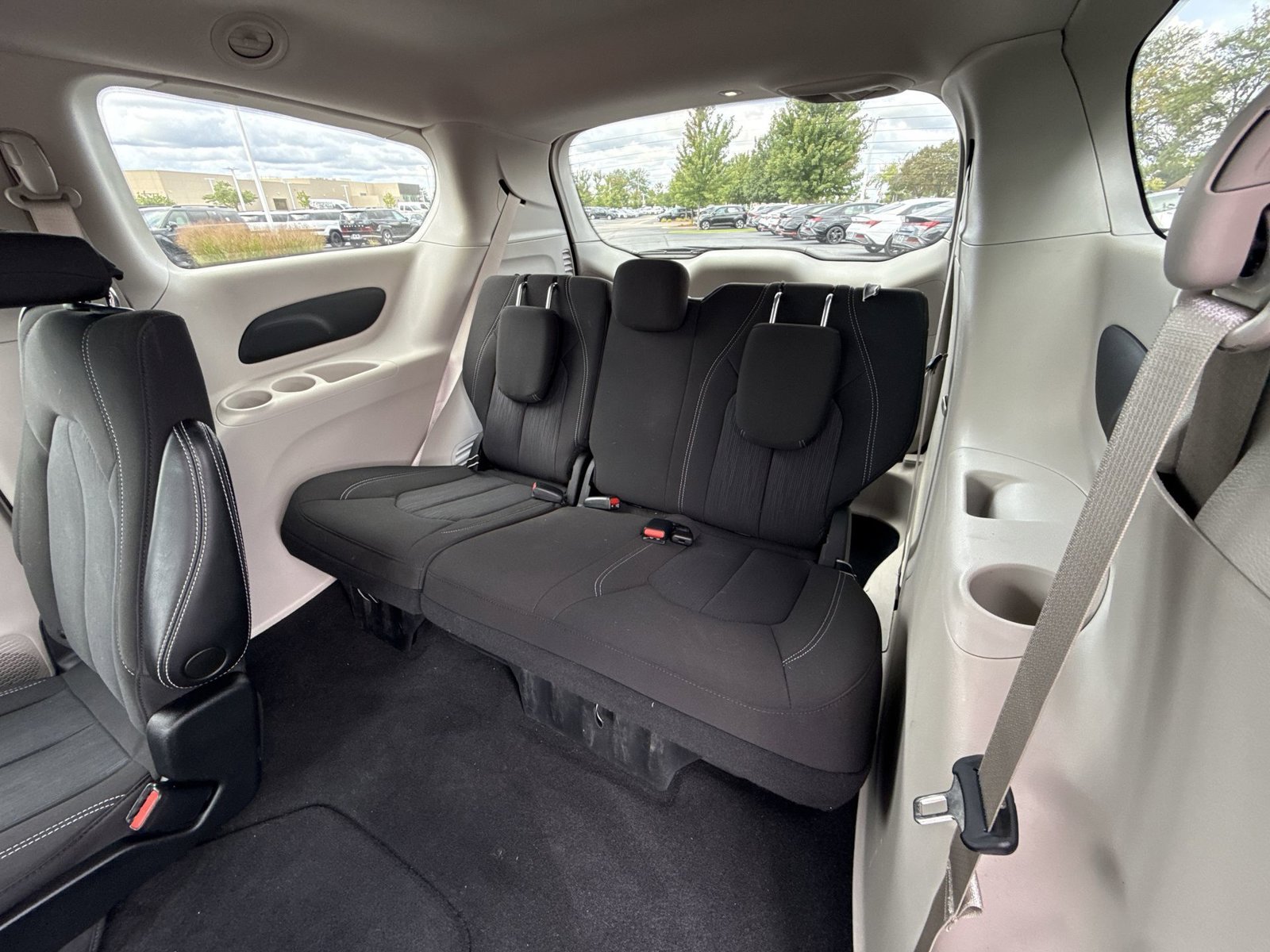 Used 2022 Chrysler Voyager LX FWD image 23