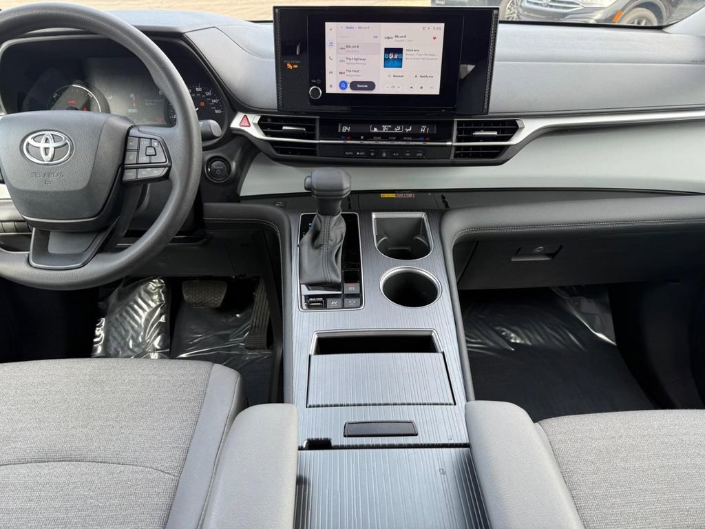 Used 2025 Toyota Sienna LE FWD image 12