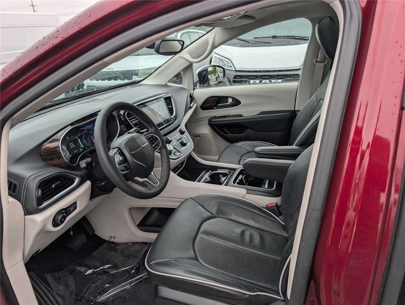 Used 2023 Chrysler Pacifica Limited w/ Uconnect Theater Family Group AWD/4WD image 19