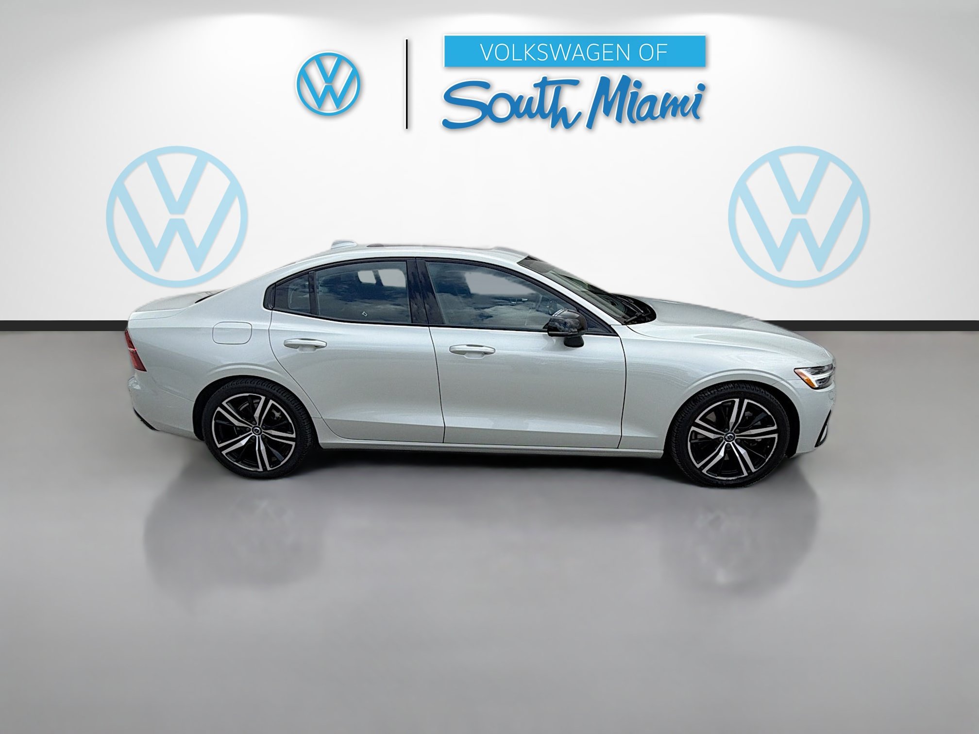 Used 2022 Volvo S60 T8 R-Design Expression w/ Advanced Package AWD/4WD image 8