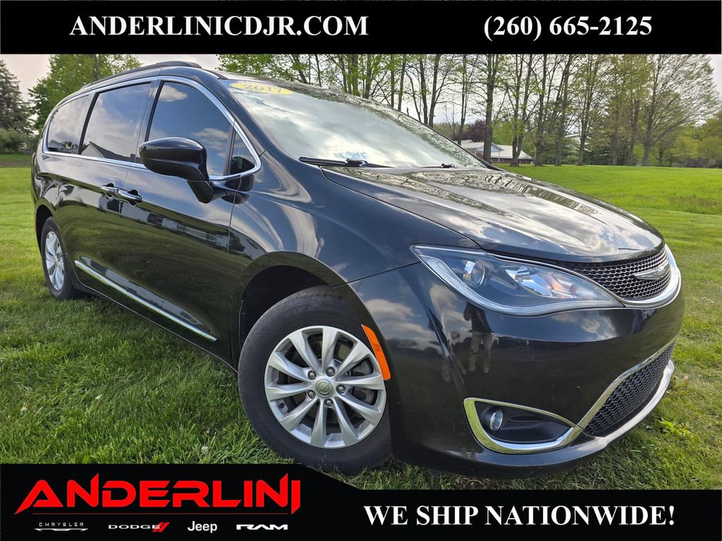 Used 2017 Chrysler Pacifica Touring-L FWD image 1