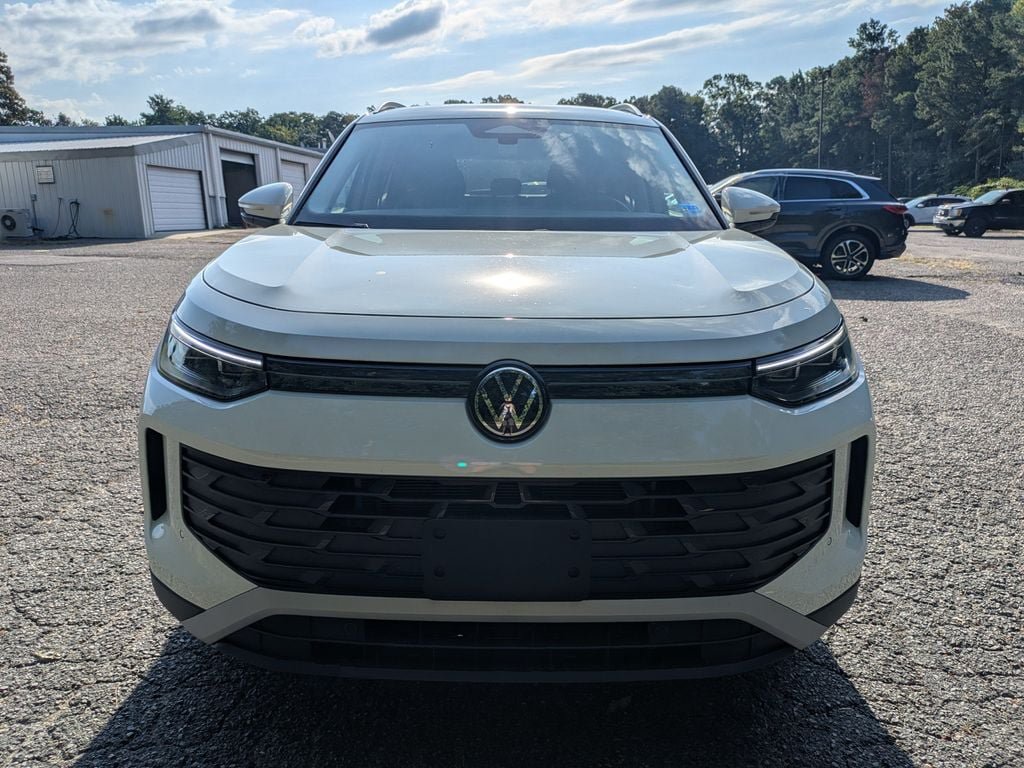 Certified 2025 Volkswagen Tiguan SE FWD image 9
