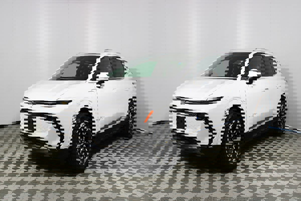 Used 2025 Chevrolet Equinox EV LT w/ Convenience Package image 3