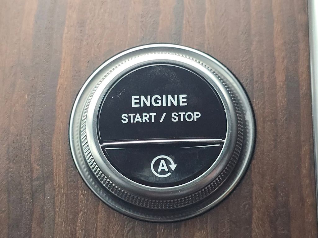 Used 2025 Mercedes-Benz GLC 300 4MATIC image 36