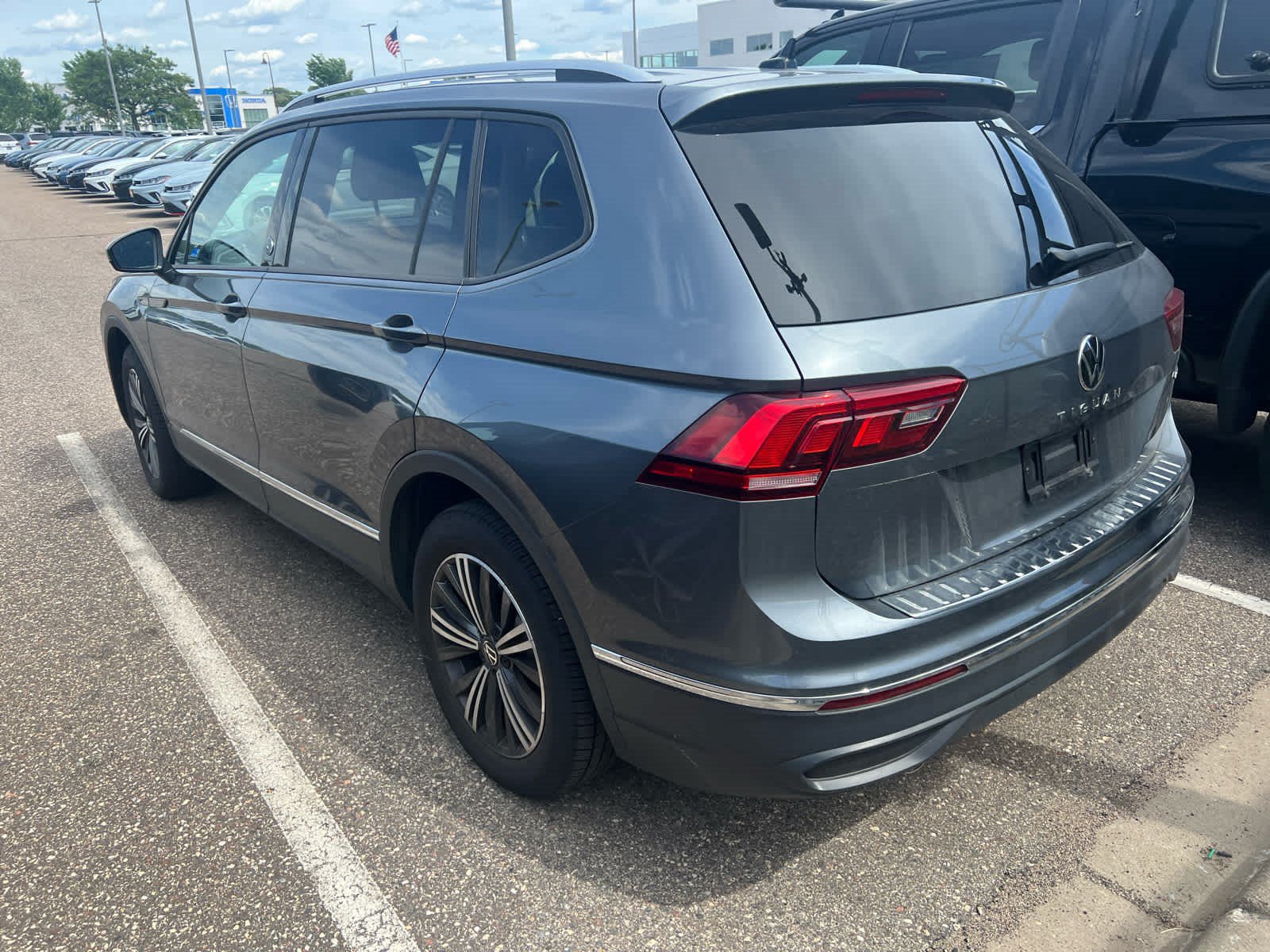 Used 2025 Volkswagen Taos SE w/ Panoramic Sunroof Package AWD/4WD image 4