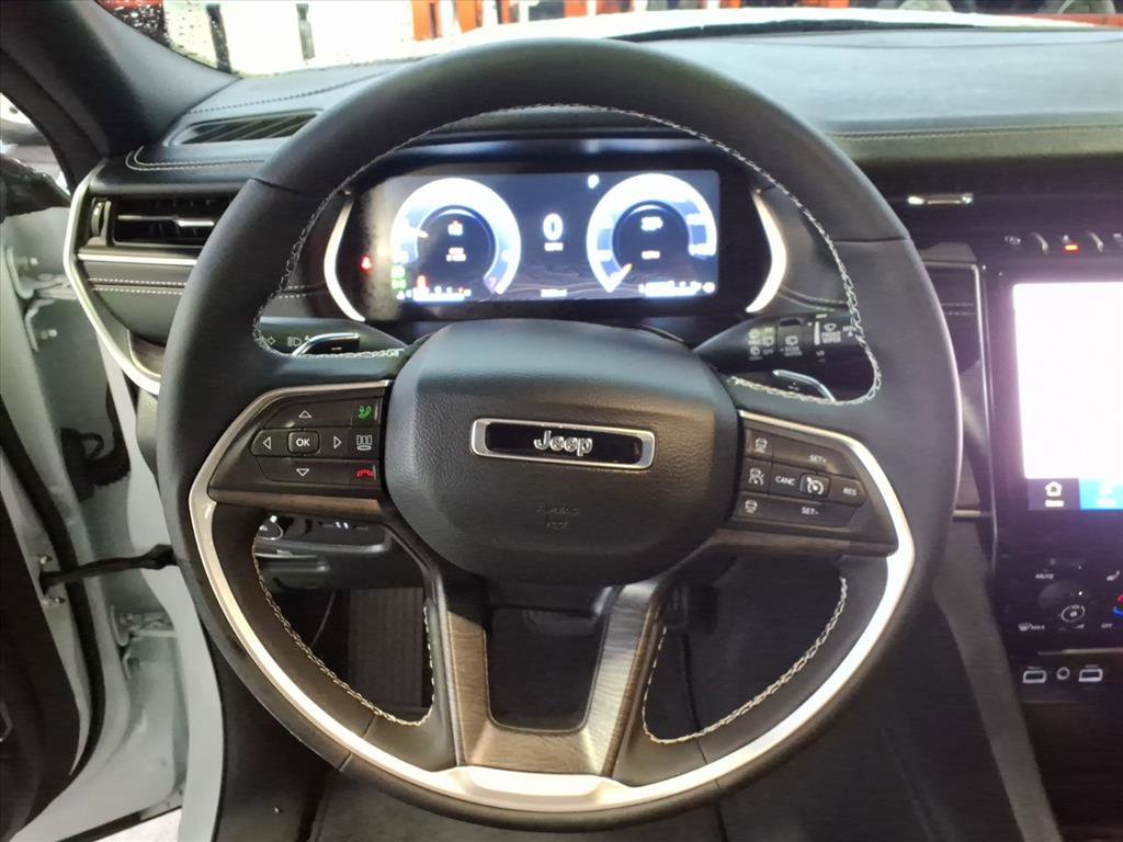 Used 2025 Jeep Grand Cherokee Limited w/ Black Appearance Package image 15