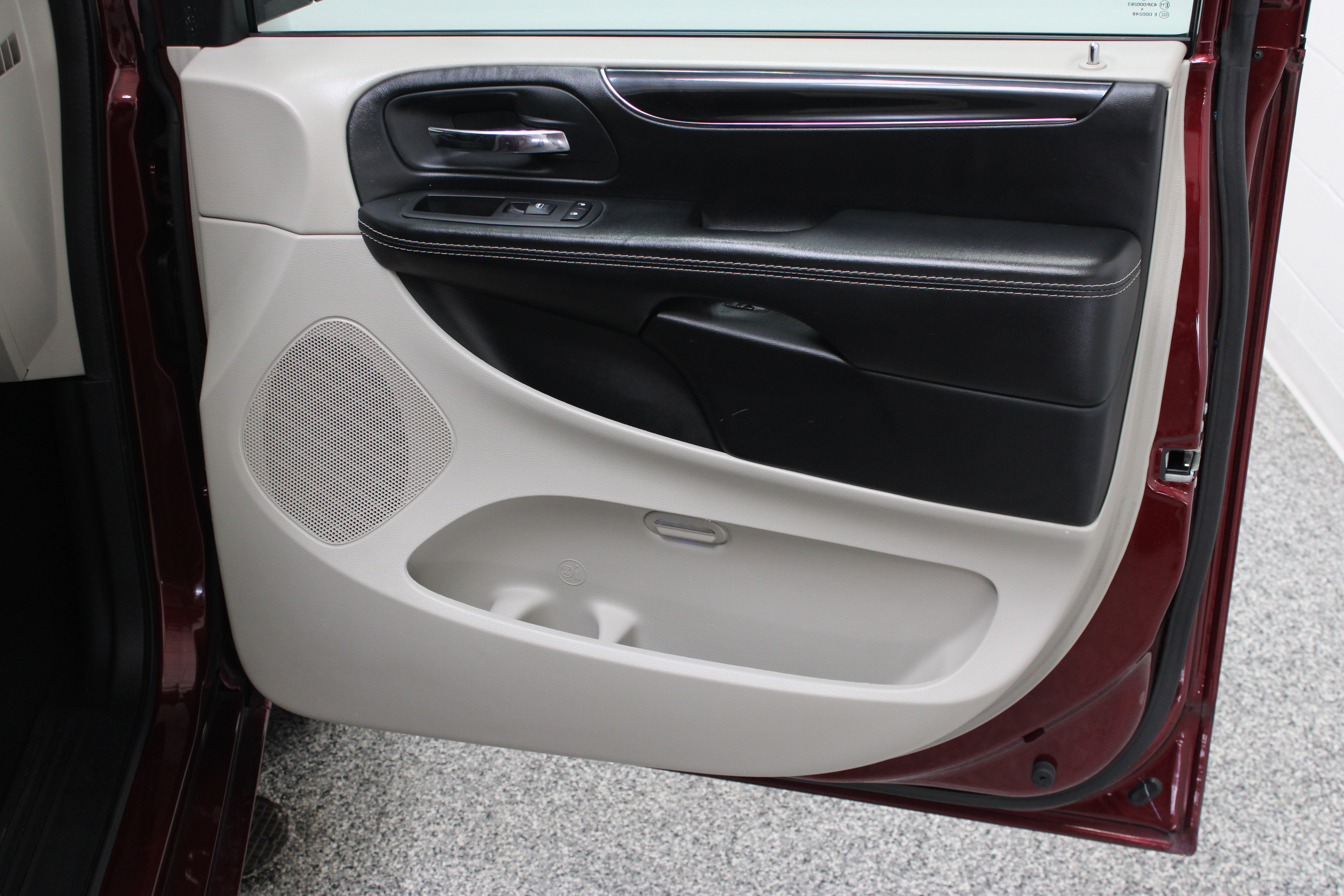 Used 2017 Dodge Grand Caravan SXT FWD image 34