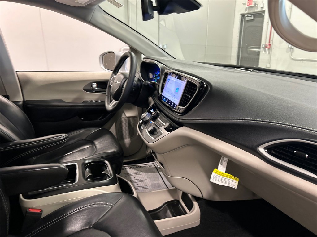 Used 2022 Chrysler Pacifica Touring-L image 34