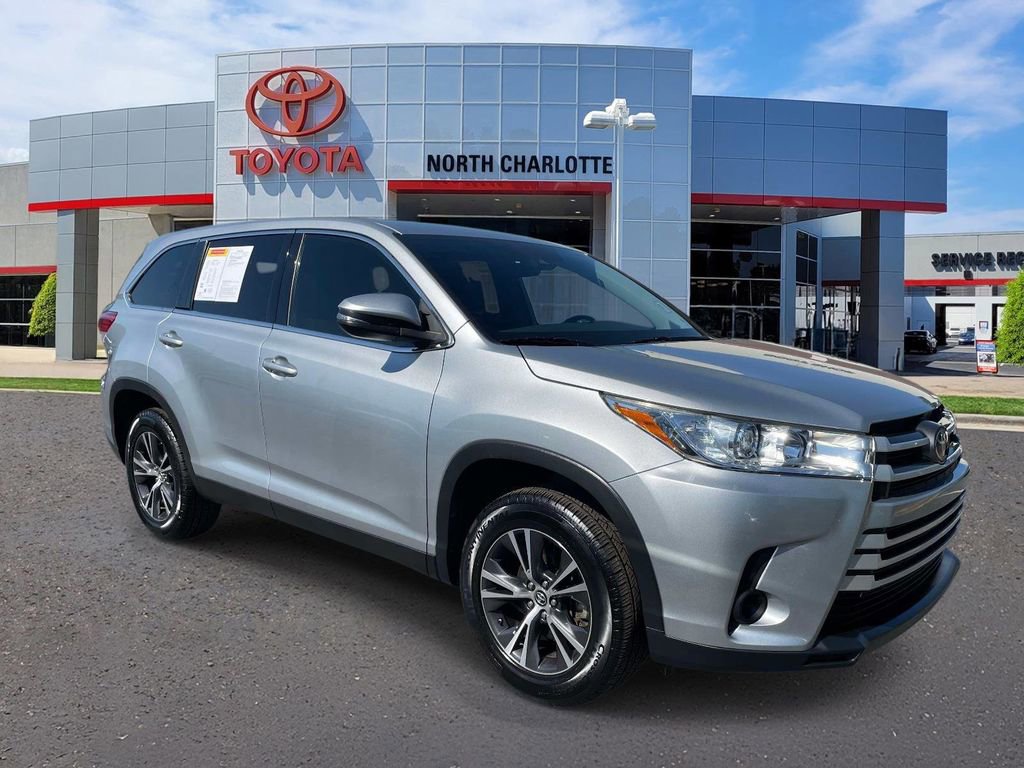 Used 2019 Toyota Highlander LE FWD image 1