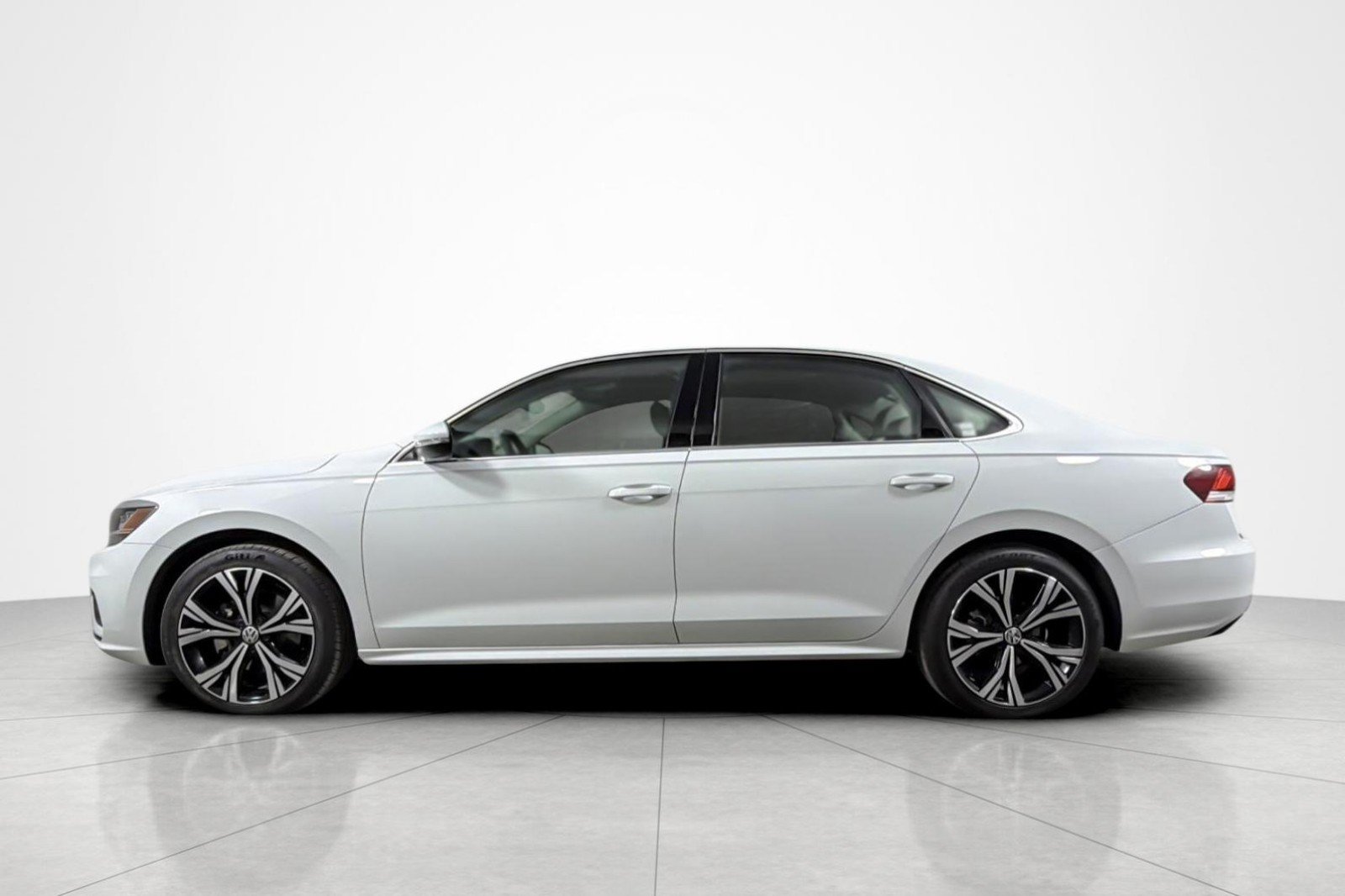 Used 2022 Volkswagen Passat 2.0T SE FWD image 2
