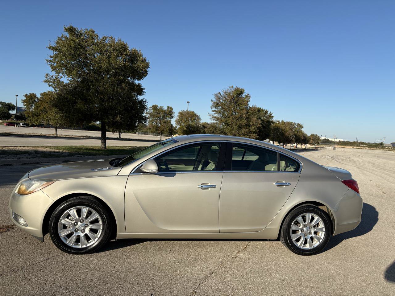 Used 2013 Buick Regal Premium FWD image 3